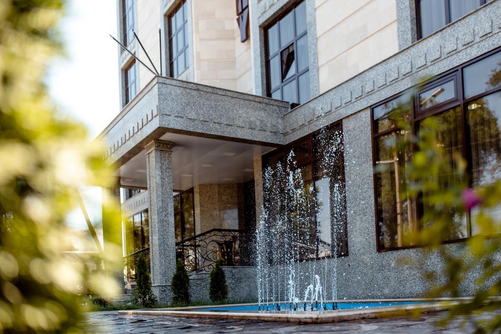 Discovery Hotel Bișkek Exterior foto