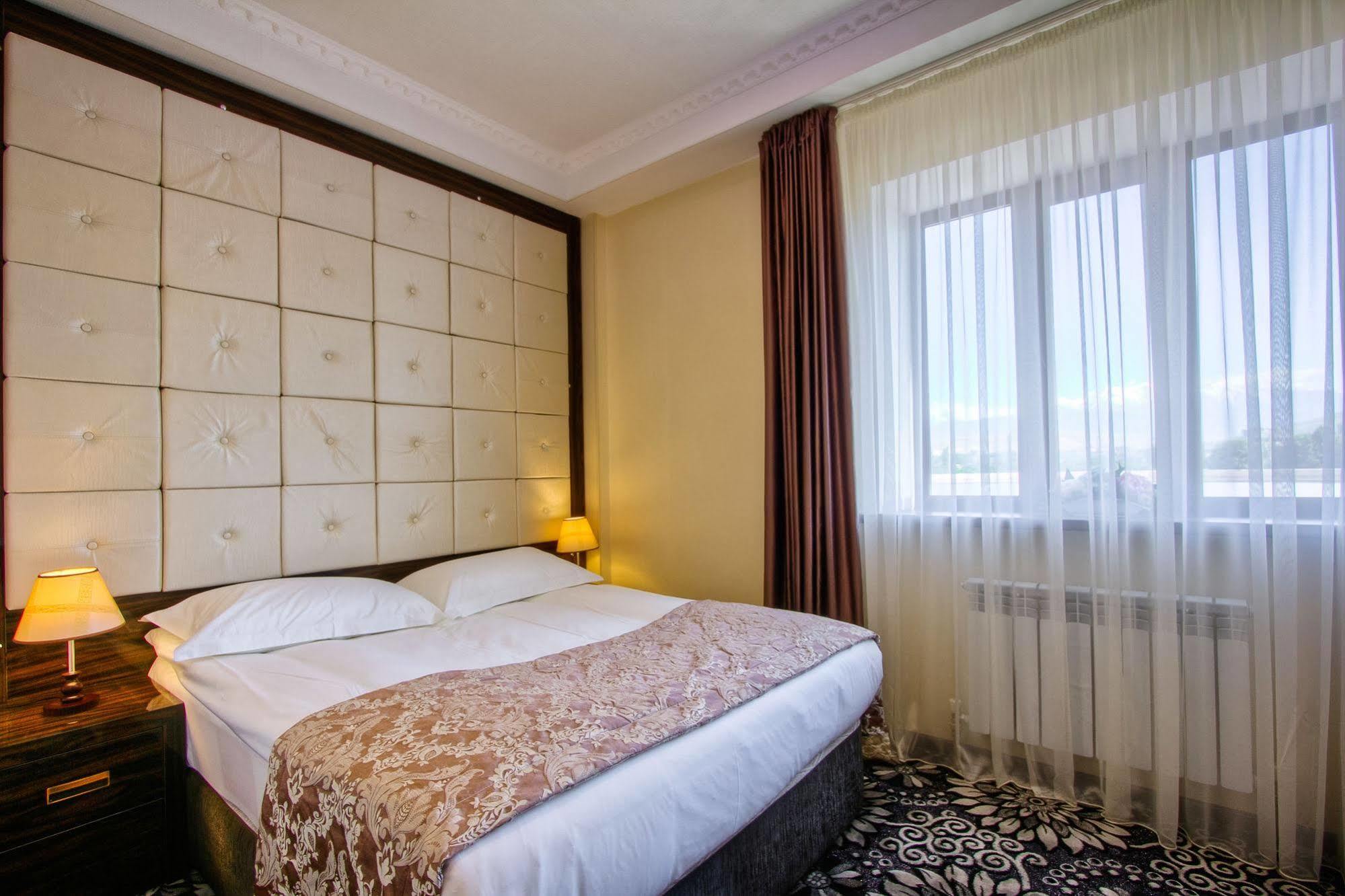 Discovery Hotel Bișkek Exterior foto