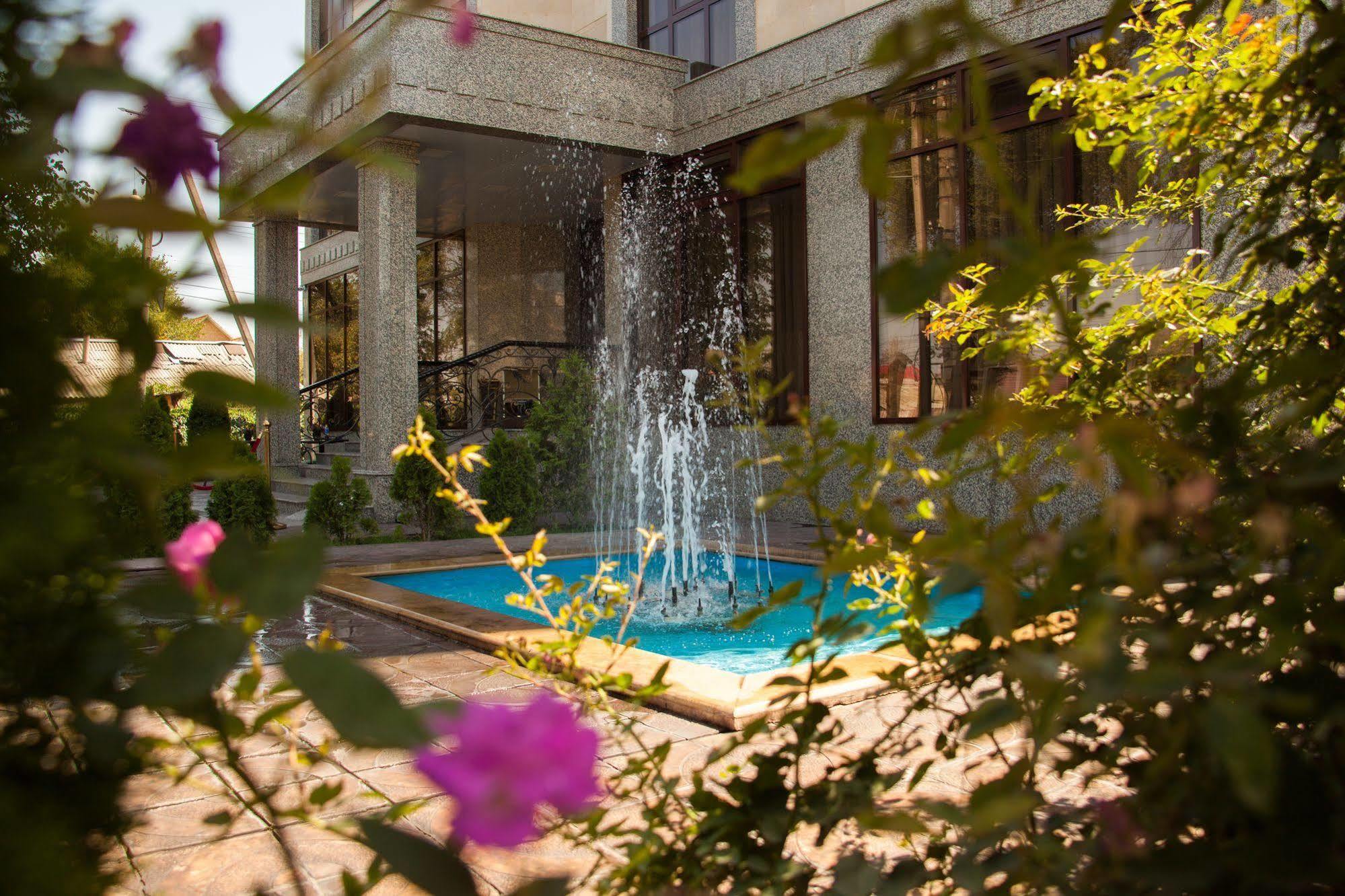 Discovery Hotel Bișkek Exterior foto