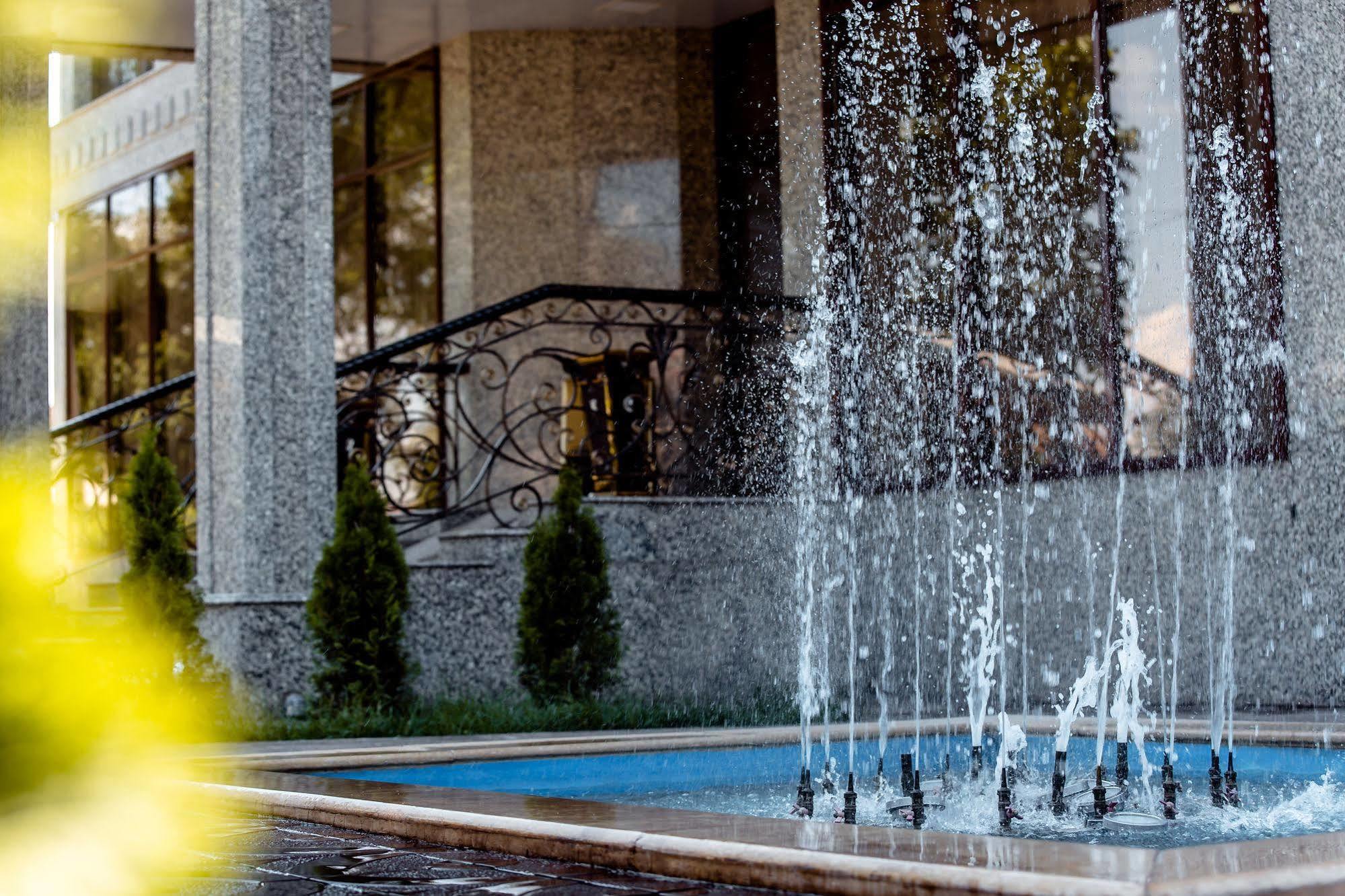 Discovery Hotel Bișkek Exterior foto